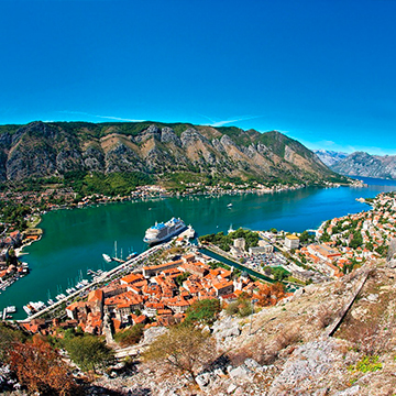 point de vue sur une ville reliée à la mer