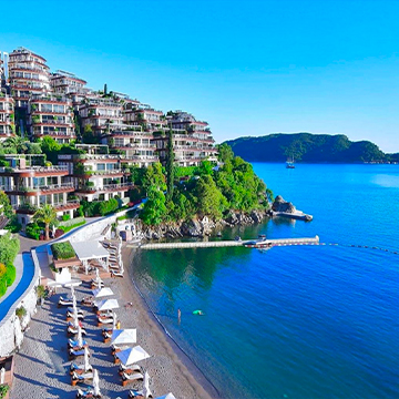 bâtiments sur la colline avec mer et plage