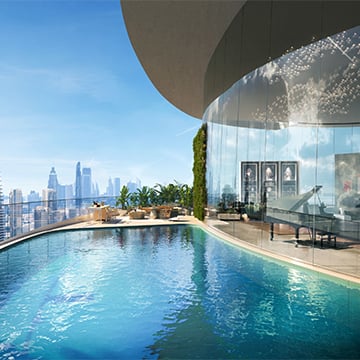 Apartment mit Glas und Blick auf die Stadt vom Balkon mit Pool