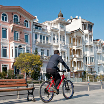 Boğaz Kıyısında ve Parklarda Bisiklet Sür