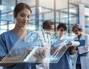 Des femmes médecins utilisent une tablette de nouvelle génération à l'hôpital Des femmes médecins utilisent une tablette de nouvelle génération à l'hôpital