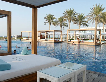 Beach clubs in the UAE provide pools, cabanas, and sunset events Beach clubs in the UAE provide pools, cabanas, and sunset events
