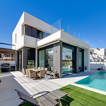 پیلار د لا هورادادا به خاطر ملک‌های گلف مقرون‌به‌صرفه در کاستا بلانکا معروف است