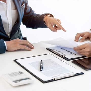 Agente informando a la persona al momento de firmar el contrato Agente informando a la persona al momento de firmar el contrato