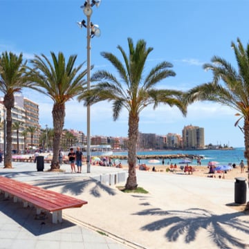 Vue d'une plage de sable fin par une journée d'été en Espagne