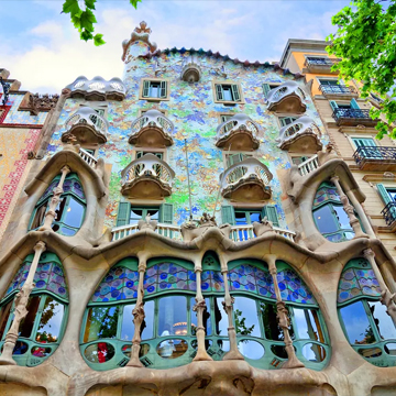 Le célèbre chef-d'œuvre architectural espagnol conçu par Antoni Gaudí Le célèbre chef-d'œuvre architectural espagnol conçu par Antoni Gaudí