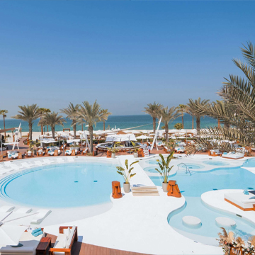 Nikki Beach Dubai destaca como uno de los mejores beach clubs de fiesta en Dubai 