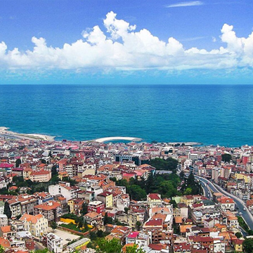 Widok ze wzgórza Boztepe w Trabzon, z widokiem na miasto i Morze Czarne, popularny ze względu na spokojne życie