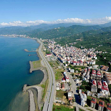 Nadmorska promenada i domy w Akçaabat, Trabzon, z widokiem na Morze Czarne, idealne dla kupujących nieruchomości nadmorskie