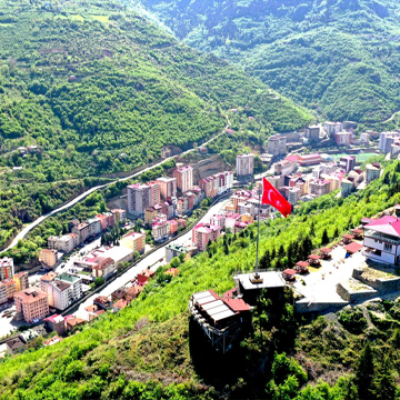 Domy położone wśród bujnych zielonych wzgórz w Trabzon, otoczone gęstym lasem i górskim krajobrazem, idealne dla nabywców nieruchomości w spokojnej okolicy