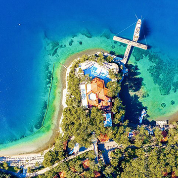 El puerto deportivo de Marmaris rodeado de pinares y aguas turquesas, un destino de verano muy popular en Turquía El puerto deportivo de Marmaris rodeado de pinares y aguas turquesas, un destino de verano muy popular en Turquía