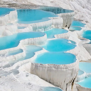 Las terrazas de travertino de Pamukkale junto a las ruinas de Hierápolis, Patrimonio Mundial de la UNESCO y maravilla natural de Turquía Las terrazas de travertino de Pamukkale junto a las ruinas de Hierápolis, Patrimonio Mundial de la UNESCO y maravilla natural de Turquía