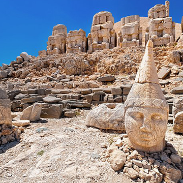 Cabezas de piedra gigantes y restos de tronos en el monte Nemrut, Patrimonio Mundial de la UNESCO y sitio histórico en el este de Turquía Cabezas de piedra gigantes y restos de tronos en el monte Nemrut, Patrimonio Mundial de la UNESCO y sitio histórico en el este de Turquía