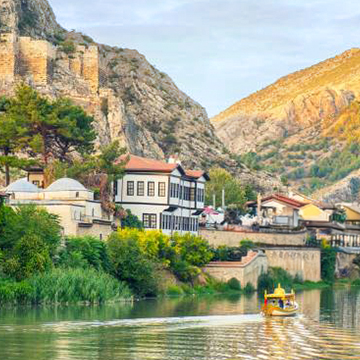 Casas otomanas tradicionales y tumbas reales junto al río Yeşilırmak en Amasya, ciudad histórica del Mar Negro en Turquía Casas otomanas tradicionales y tumbas reales junto al río Yeşilırmak en Amasya, ciudad histórica del Mar Negro en Turquía