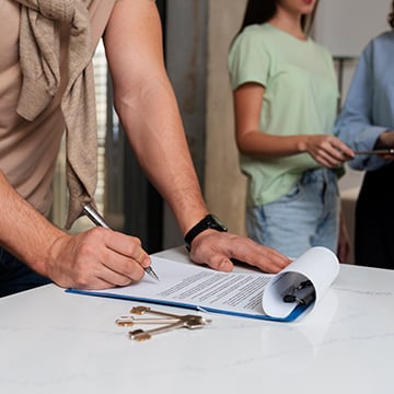 Masada anahtarlarla birlikte kira sözleşmesi imzalayan kişi; İspanya’da uzman mülk yönetimi ve kısa dönem kiralama düzenlemelerine uyum sürecini temsil ediyor. 