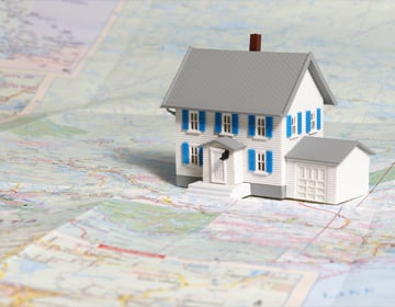 maison miniature sur une carte