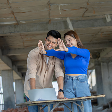 Un homme et une femme sourient et planifient un design Un homme et une femme sourient et planifient un design