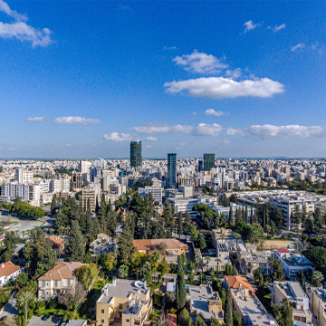 Som huvudstad erbjuder Nicosia stadslivets bekvämligheter, karriärmöjligheter och en aktiv vardag för utlandssvenskar. Som huvudstad erbjuder Nicosia stadslivets bekvämligheter, karriärmöjligheter och en aktiv vardag för utlandssvenskar.