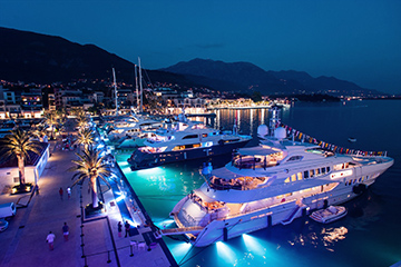 دليل كامل لشراء العقارات في مونتينيغرو. يتم شرح سوق العقارات والتمويل وخطوات الشراء والتكاليف وتصريح الإقامة في مونتينيغرو.